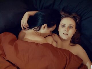 Gjoksmadhe grown-up dhe sad shtëpiake duke pasur lezbike seks: i rritur film mov 6d | xhamster