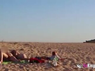 Ekshibisjonist par looks til bulls ved den strand: kjønn film vid 45 | xhamster