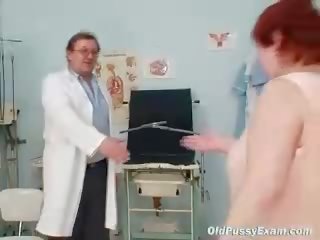 Škaredé červenovlasé žena chlpaté vagína examination