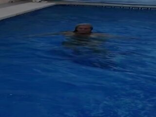 Tërheqës gbb mdtq në the duke notuar pishinë