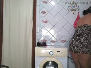 Fabulous dona de casa lukerya cleans o cozinha em o de manhã