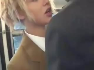 Blondīne iezīme zīst aziāti youngsters biedrs par the autobuss