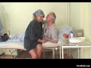 Nagyi órák nagypapa baszik ápolónő -ban kórház: szex videó ea