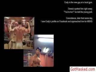 Невероятен мускулест stripling представяне край негов тяло от gotmasked